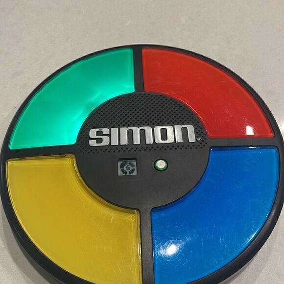 Simon Hasbro memory game fun for all ages. - Picture 2 of 4